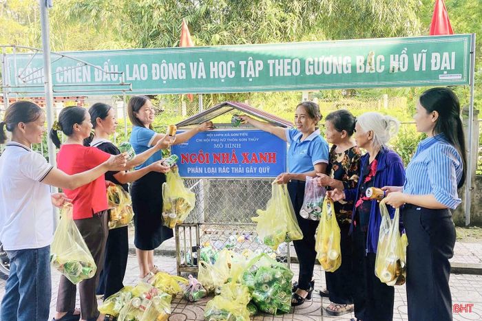  Hàng ngàn ngôi nhà xanh ở các thôn, tổ dân phố góp phần phân loại rác, mang lại nguồn quỹ ủng hộ trẻ em và phụ nữ nghèo. Ảnh: Hội LHPN phụ nữ xã Sơn Tiến ra mắt mô hình ngôi nhà xanh. 