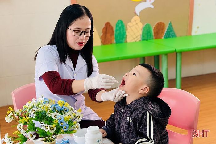 Việc phối hợp với cơ sở y tế trên địa bàn trong công tác chăm sóc sức khỏe học đường cũng đã góp phần giúp nhà trường tạo nền tảng thể chất cho trẻ.