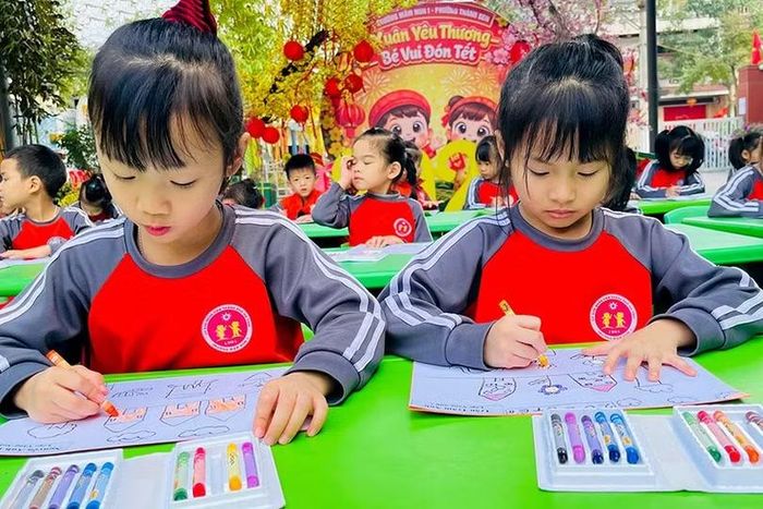 Các hoạt động vận động, vui chơi ngoài trời cũng được nhà trường duy trì thường xuyên nhằm tăng cường thể lực, nâng cao sức đề kháng cho trẻ.