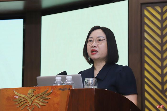 Đồng chí Nguyễn Thị Thúy Nga - Trưởng ban Kinh tế - Ngân sách, HĐND tỉnh giới thiệu chuyên đề “Kỹ năng giám sát và thảo luận, chất vấn của đại biểu HĐND”.