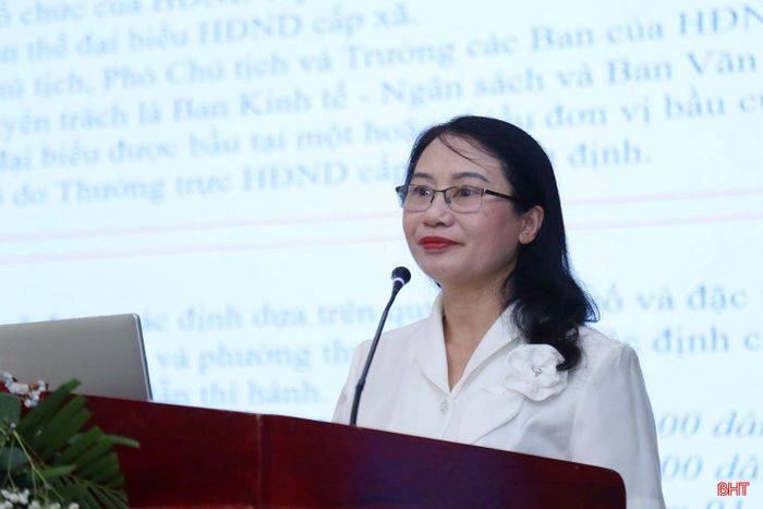 Đồng chí Nguyễn Thị Nhuần - Trưởng ban Pháp chế, HĐND tỉnh giới thiệu chuyên đề “Vị trí, vai trò, chức năng, nhiệm vụ, quyền hạn của HĐND cấp xã và công tác tổ chức, điều hành tại kỳ họp”.