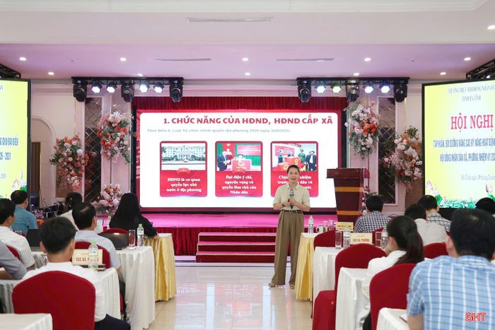 Đồng chí Đào Thị Anh Nga - Trưởng ban Văn hóa - Xã hội, HĐND tỉnh thông tin chuyên đề “Kỹ năng thẩm tra, xem xét dự thảo nghị quyết và thực hiện chức năng quyết định của HĐND”.