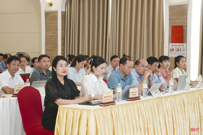 Đồng chí Nguyễn Thị Việt Hà - Phó Chủ tịch HĐND tỉnh dự hội nghị tại Khách sạn Ngân Hà...