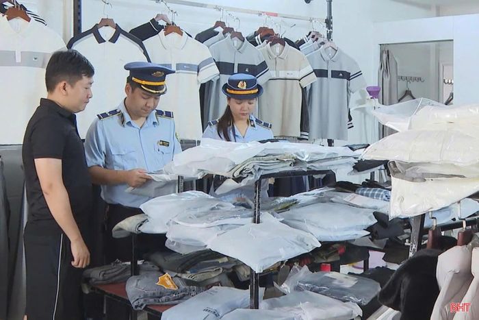Cán bộ Đội trưởng Đội QLTT số 1 kiểm tra một cơ sở kinh doanh quần áo tại phường Thành Sen.