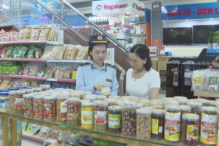 Cán bộ Đội QLTT 3 kiểm tra tại cửa hàng HD Mart ở xã Yên Hòa.