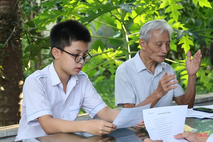 Khánh Tuấn và ông nội là Nghệ nhân Ưu tú Trần Văn Hoàng say sưa tập luyện các làn điệu mới.
