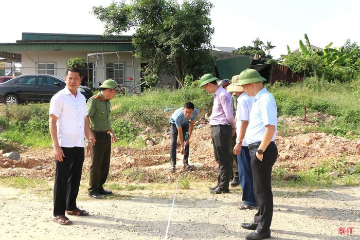 Cùng với hỗ trợ bà con tháo dỡ công trình, dời dọn mặt bằng, trong sáng nay, chính quyền địa phương cũng tiến hành kiểm tra thực địa, mốc giải phóng mặt bằng dự án tại thửa đất của hộ ông Trương Quang Tương (tại vị trí nút giao đầu tuyến, cắt với đường tránh TP Hà Tĩnh), tạo đồng thuận cao.