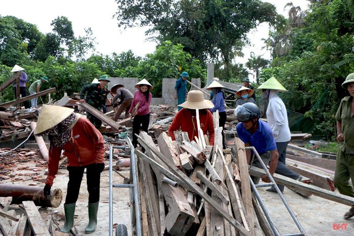 Các cán bộ, chiến sĩ, hội viên các tổ chức chính trị - xã hội và người dân địa phương cùng hỗ trợ bà con các tổ dân phố Liên Vinh, Liên Hương, Nam Thượng, Bắc Thượng tháo dỡ nhà cửa, dời dọn tài sản.