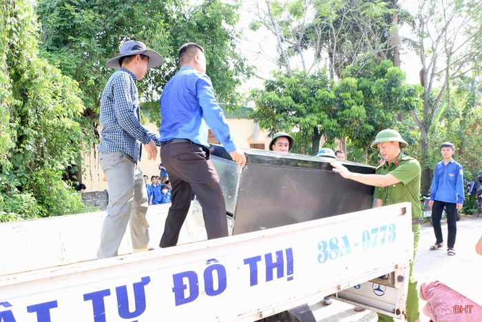 Những đôi tay chung nhịp, những chuyến xe nối tiếp nhau vận chuyển tài sản, thể hiện tinh thần đoàn kết, đồng lòng của cáp ủy, chính quyền và Nhân dân vì một công trình động lực, mở ra không gian phát triển mới cho đô thị Hà Tĩnh.