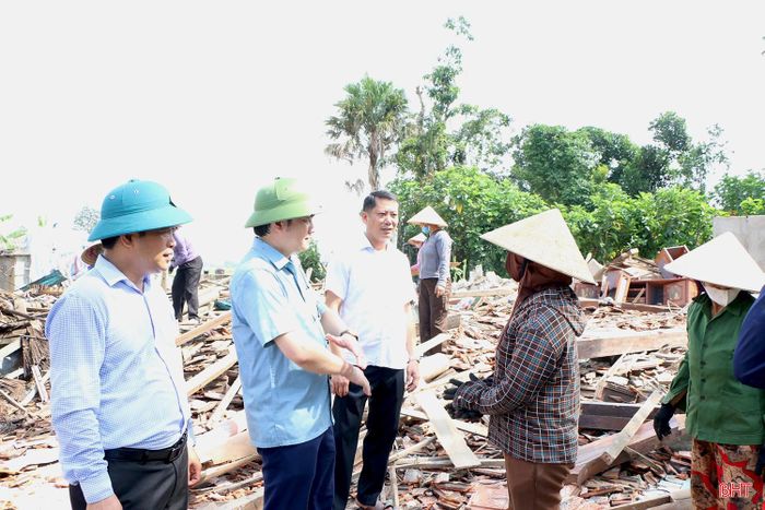 Lãnh đạo địa phương đã có mặt kịp thời, động viên các hộ dân trong ngày di dời, bàn giao mặt bằng thực hiện dự án đường Hàm Nghi kéo dài.