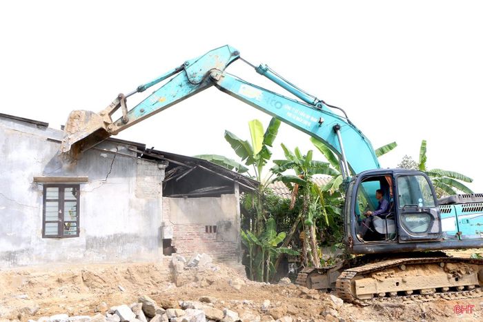 Sáng 30/5, phường Thành Sen đã huy động lực lượng gần 200 người, tập trung hỗ trợ 16 hộ dân tại các tổ dân phố Liên Vinh, Liên Hương, Nam Thượng, Bắc Thượng tháo dỡ công trình, vật kiến trúc, vận chuyển tài sản đến nơi ở tạm thời. Sự đồng thuận của người dân cùng quyết tâm của chính quyền địa phương đã tạo nên không khí khẩn trương, trách nhiệm trên toàn tuyến, góp phần đẩy nhanh tiến độ bàn giao mặt bằng cho dự án.