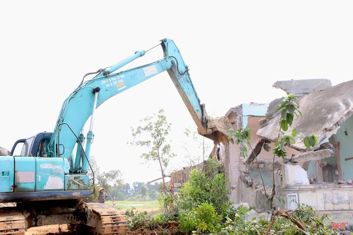 Dự án đường Hàm Nghi kéo dài qua phường Hà Huy Tập dài 1,25 km. Đến thời điểm này, phường đã hoàn thành chi trả tiền hỗ trợ, đền bù cho 116 hộ (121 thửa đất) trong số 127 hộ (132 thửa đất) nằm trong phạm vi ảnh hưởng giải phóng mặt bằng dự án. Toàn phường có 57 hộ dân thuộc diện tái định cư, trong đó 25 hộ phải bố trí tạm cư trong thời gian chờ xây dựng nhà tại khu tái định cư.