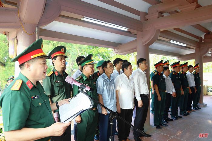 Các đại biểu làm lễ dâng hương trước khi thực hiện các bước khai quật, lấy mẫu.