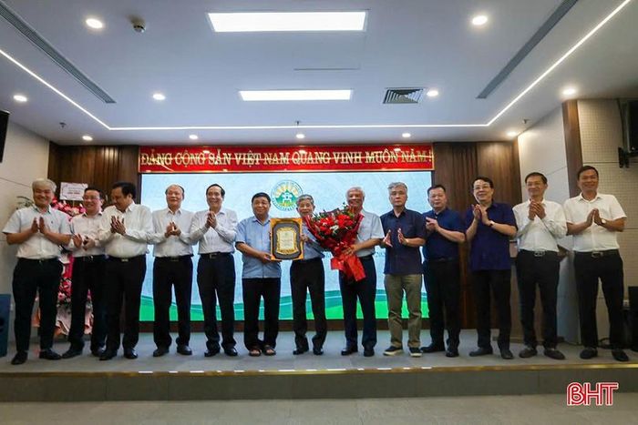  Các đồng chí trong BCH tặng hoa và chụp ảnh kỷ niệm cùng ông Đặng Quốc Tiến và ông Nguyễn Chí Dũng. 