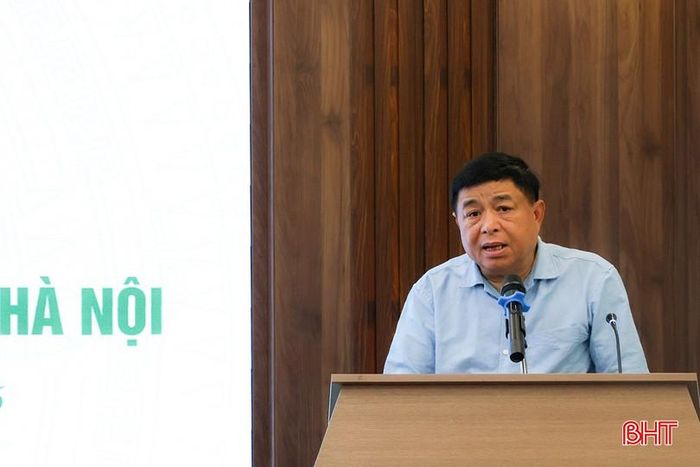 Tân Chủ tịch Hội đồng hương Hà Tĩnh tại Hà Nội Nguyễn Chí Dũng phát biểu tại hội nghị.