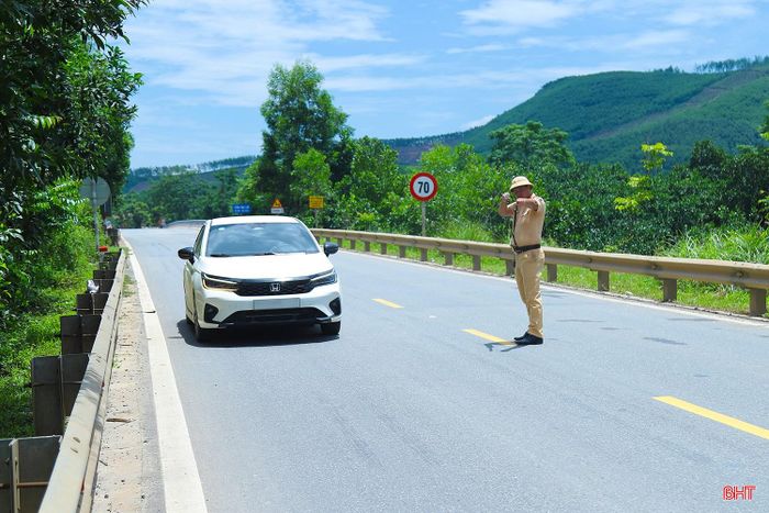 Việc lực lượng CSGT Hà Tĩnh triển khai đồng bộ các giải pháp đảm bảo trật tự an toàn giao thông (ATGT) được thực hiện trong bối cảnh tình hình tai nạn giao thông (TNGT) trên địa bàn tỉnh thời gian qua có dấu hiệu diễn biến phức tạp khi số vụ tai nạn, số người chết và số người bị thương vẫn ở mức cao.