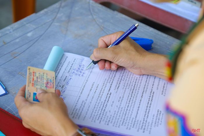 Theo ghi nhận, khi được tổ CSGT thông báo lỗi vi phạm, các tài xế đều thừa nhận vi phạm, đồng ý ký vào biên bản vi phạm hành chính.
