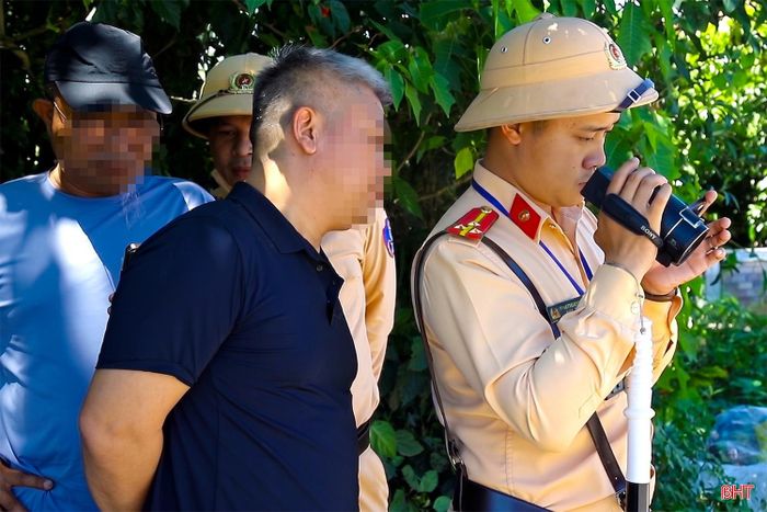 Tuy vậy, một số tài xế phân trần “chạy rất cẩn thận, không lấn làn, vượt ẩu”, thậm chí sẵn sàng trích xuất camera hành trình để chứng minh. Với những trường hợp này, tổ CSGT đã cho các tài xế xem video quay lại vi phạm khi tham gia giao thông.