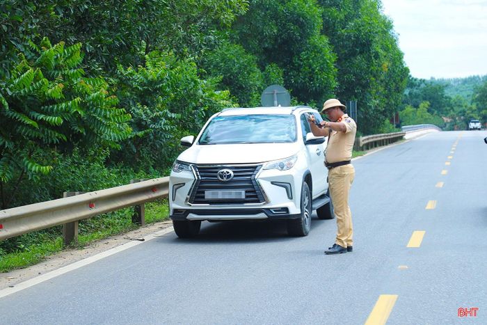 Cùng với xử lý nghiêm hành vi lấn làn, vượt ẩu, trường hợp các phương tiện chạy quá tốc độ cũng được lực lượng CSGT Hà Tĩnh tập trung thực hiện.
