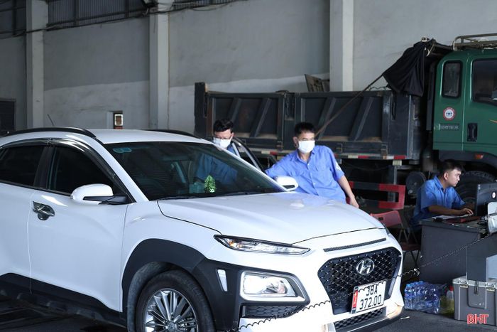 Hoạt động kiểm định tại Trung tâm Đăng kiểm xe cơ giới 3801D (Công ty Cổ phần Đăng kiểm Hà Tĩnh).