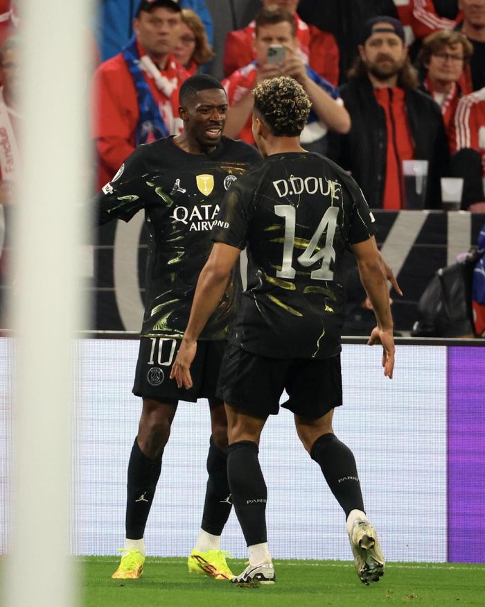 PSG (trang phục xanh đen) hay Arsenal (đỏ) sẽ có được niềm vui sau trận chung kết?