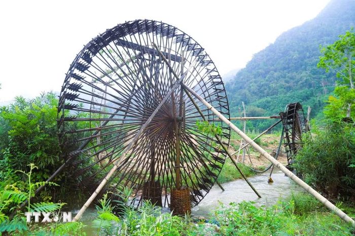 Trong thung lũng xã Bình Chuẩn (tỉnh Nghệ An), đồng bào Thái đã chế tác và sử dụng những “cọn nước” khổng lồ ngày đêm vận chuyển nước từ các khe suối lên cao, tưới cho đồng ruộng theo hình thức tự chảy. (Ảnh: Xuân Tiến/TTXVN)