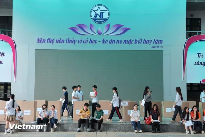 Cùng với đó, điểm thi phải bảo quản vật dụng tư trang cá nhân thí sinh, phương án đảm bảo vệ sinh an toàn thực phẩm, phối hợp phân luồng giao thông, phòng chống các tình huống như bão lũ, thời tiết cực đoan... (Ảnh: Hoài Nam/Vietnam+)