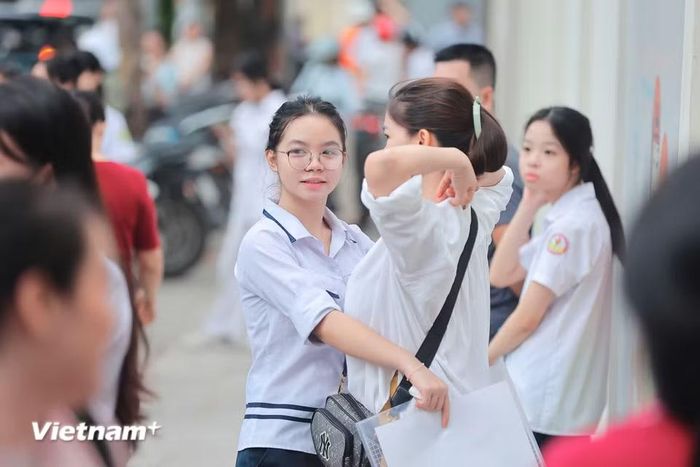 Điểm thi trường Trung học cơ sở Nguyễn Trãi có hơn 400 thí sinh với tổng cộng 17 phòng thi cùng 2 phòng thi dự phòng, song song với các cơ sở vật chất phục vụ công tác thi khác. (Ảnh: Hoài Nam/Vietnam+)
