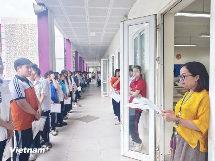 Theo các chuyên gia và các giáo viên, để làm tốt bài thi, trước tiên các em cần giữ vững tâm lý. Khi vào phòng thi, thí sinh nên hít thở sâu để giảm sự hồi hộp, lo lắng, gạt bỏ các áp lực, kỳ vọng để tập trung làm bài. (Ảnh: Hoài Nam/Vietnam+) 
