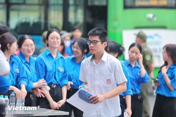 Tại điểm thi trường Trung học cơ sở Nguyễn Trãi, phường Giảng Võ, phần lớn thí sinh đến đúng trong khung thời gian khuyến cáo để sẵn sàng cho thời gian làm bài thi từ 8 giờ. (Ảnh: Hoài Nam/Vietnam+)