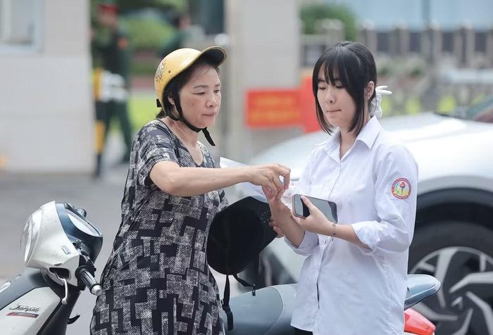 Không chỉ thí sinh, phụ huynh cũng hồi hộp trước kỳ thi đầy áp lực của các con. (Ảnh: Hoài Nam/Vietnam+)
