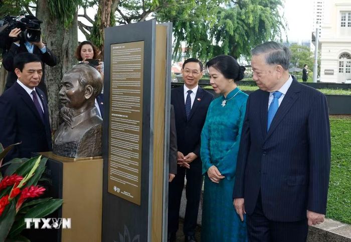 Tổng Bí thư, Chủ tịch nước Tô Lâm và Phu nhân cùng đoàn đại biểu cấp cao Việt Nam bên tượng đài Chủ tịch Hồ Chí Minh tại Bảo tàng Văn minh châu Á. (Ảnh: Thống Nhất/TTXVN) 