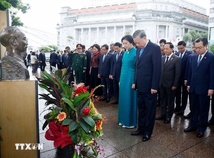 Tổng Bí thư, Chủ tịch nước Tô Lâm và Phu nhân cùng đoàn đại biểu cấp cao Việt Nam tưởng nhớ Chủ tịch Hồ Chí Minh. (Ảnh: Thống Nhất/TTXVN)