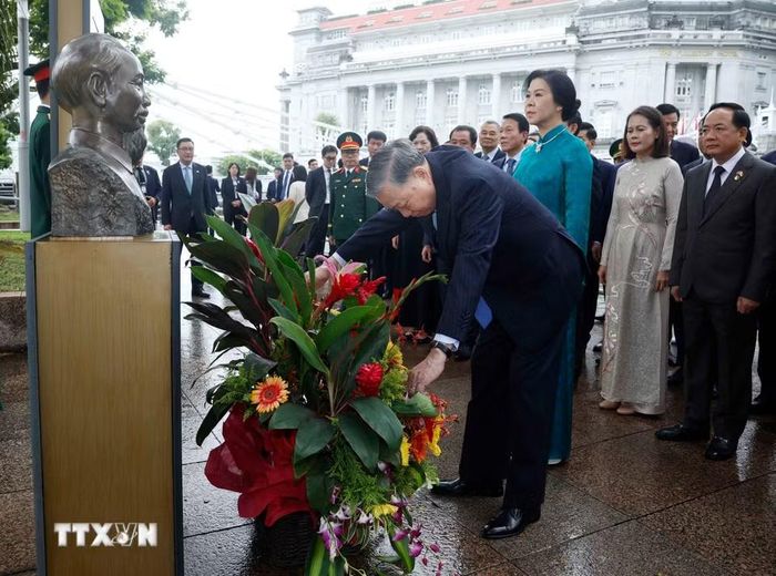 Tổng Bí thư, Chủ tịch nước Tô Lâm và Phu nhân cùng đoàn đại biểu cấp cao Việt Nam dâng hoa tại tượng đài Chủ tịch Hồ Chí Minh tại Bảo tàng Văn minh châu Á, Singapore. (Ảnh: Thống Nhất/TTXVN)