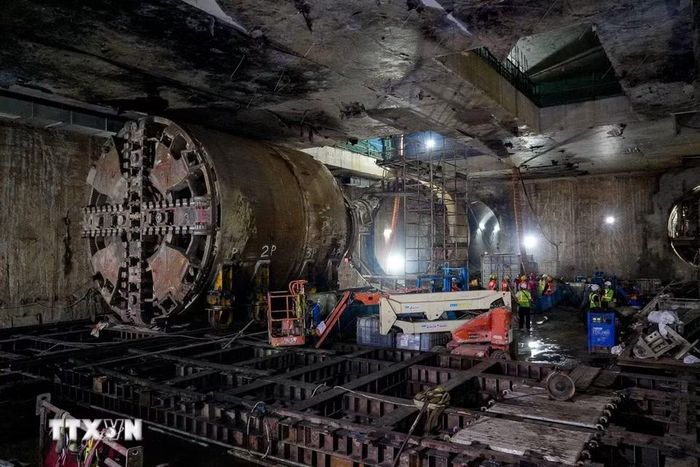 Robot TBM hoàn thành hành trình khoan hầm đoạn ngầm tuyến Metro Nhổn-Ga Hà Nội và đang được tháo dỡ tại ga S12. (Ảnh: Trung Nguyên/TTXVN)