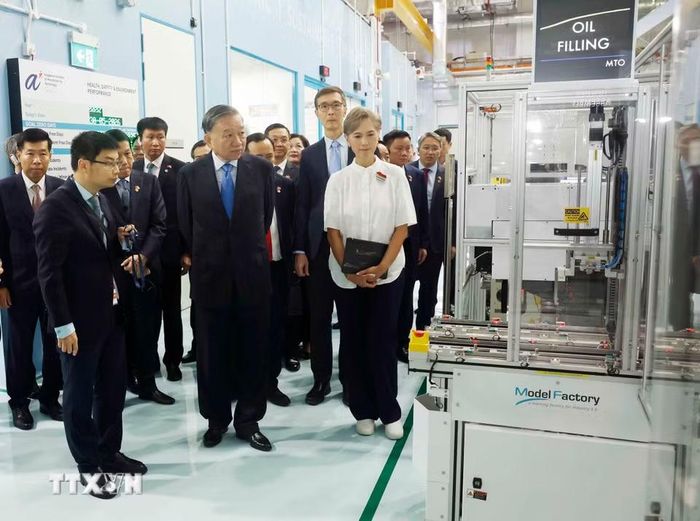 Tổng Bí thư, Chủ tịch nước Tô Lâm thăm Nhà máy mẫu cho công nghệ sản xuất tiên tiến của Singapore. (Ảnh: Thống Nhất/TTXVN)