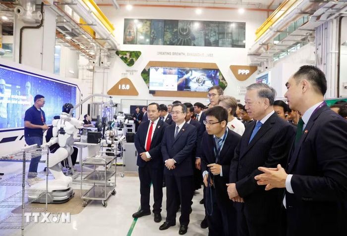 Tổng Bí thư, Chủ tịch nước Tô Lâm thăm Nhà máy mẫu cho công nghệ sản xuất tiên tiến của Singapore. (Ảnh: Thống Nhất/TTXVN)
