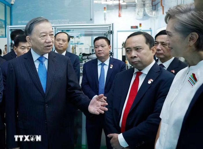 Tổng Bí thư, Chủ tịch nước Tô Lâm thăm Nhà máy mẫu cho công nghệ sản xuất tiên tiến của Singapore. (Ảnh: Thống Nhất/TTXVN)
