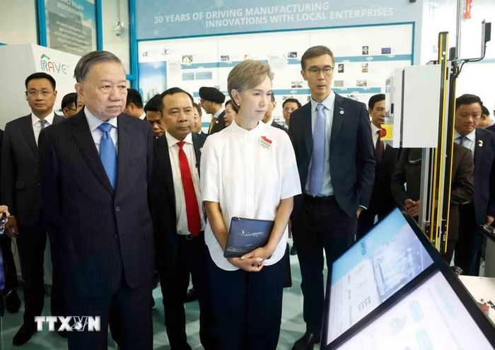 Tổng Bí thư, Chủ tịch nước Tô Lâm thăm Nhà máy mẫu cho công nghệ sản xuất tiên tiến. (Ảnh: Thống Nhất/TTXVN)