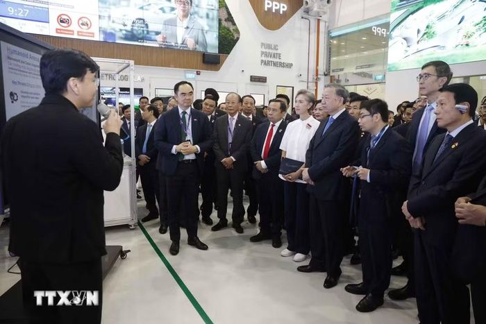 Tổng Bí thư, Chủ tịch nước Tô Lâm thăm Nhà máy mẫu cho công nghệ sản xuất tiên tiến của Singapore. (Ảnh: Thống Nhất/TTXVN)