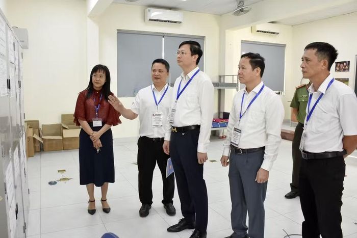 Giám đốc Sở Giáo dục và Đào tạo Hà Nội Nguyễn Văn Hiền (thứ ba từ trái qua) và đoàn công tác kiểm tra công tác tổ chức thi tại điểm thi. (Ảnh: Nguyễn Cúc/TTXVN)
