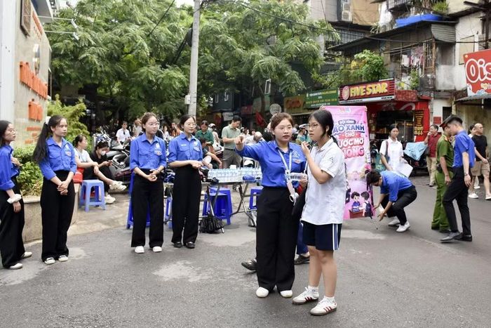 Lực lượng thanh niên tình nguyện hỗ trợ thí sinh trong buổi thi đầu tiên. (Ảnh: Nguyễn Cúc/TTXVN)