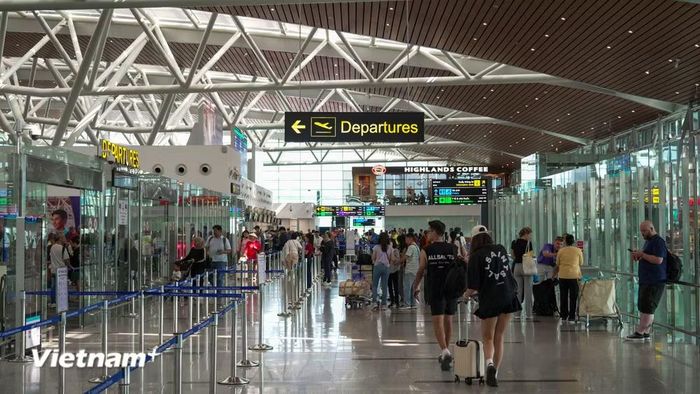 Cảng hàng không Quốc tế Đà Nẵng tấp nập đón các chuyến bay chở theo du khách trong và ngoài nước đến với Đà Nẵng. (Ảnh: Thanh Phong/Vietnam+)