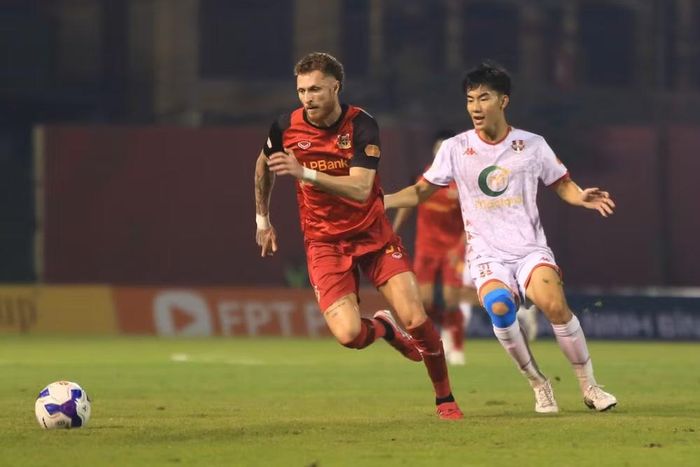 Ninh Bình FC (áo đỏ) thi đấu thiếu ổn định ở giai đoạn cuối mùa. (Ảnh: VPF)