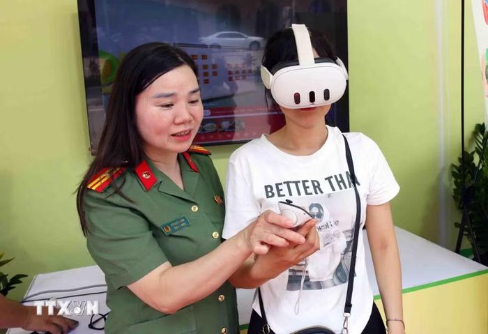 Người dân trải nghiệm ứng dụng công nghệ số trong lực lượng Công an thành phố Hà Nội. (Ảnh: Phạm Kiên/TTXVN)