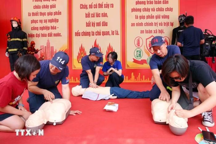 Người dân tham gia các hoạt động trải nghiệm phòng cháy chữa cháy và cứu nạn cứu hộ. (Ảnh: Phạm Kiên/TTXVN)