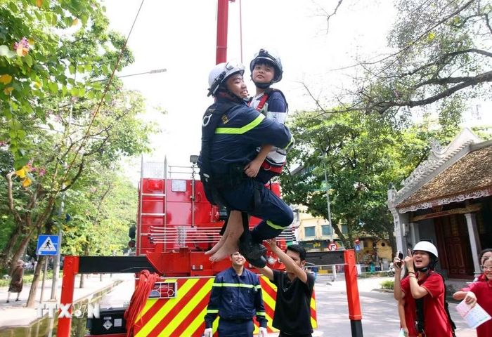 Người dân tham gia các hoạt động trải nghiệm phòng cháy chữa cháy và cứu nạn cứu hộ. (Ảnh: Phạm Kiên/TTXVN)