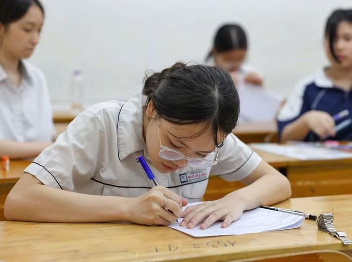 Thí sinh Hà Nội dự thi môn Ngữ văn. (Ảnh: Thanh Tùng/TTXVN)
