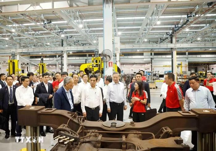 Tổng Bí thư, Chủ tịch nước Tô Lâm thăm Trung tâm Thử nghiệm Đường sắt Singapore. (Ảnh: Thống Nhất/TTXVN)