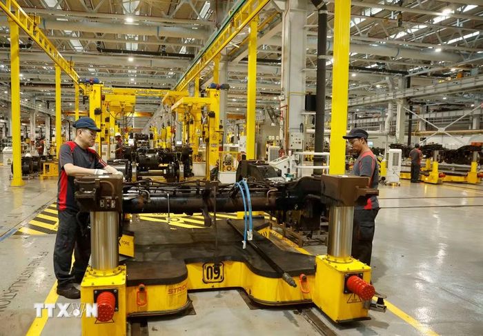 Công nhân làm việc tại Trung tâm Thử nghiệm Đường sắt Singapore. (Ảnh: Thống Nhất/TTXVN) 
